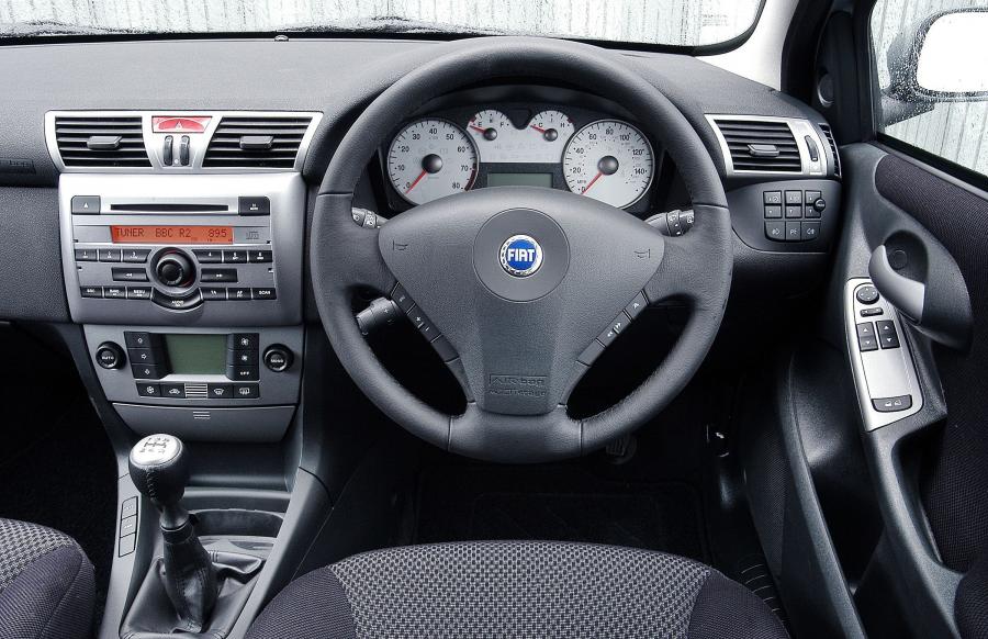 Торпедо Fiat Stilo 3-Door 2004 года  (UK) (фото 2 из 10)
